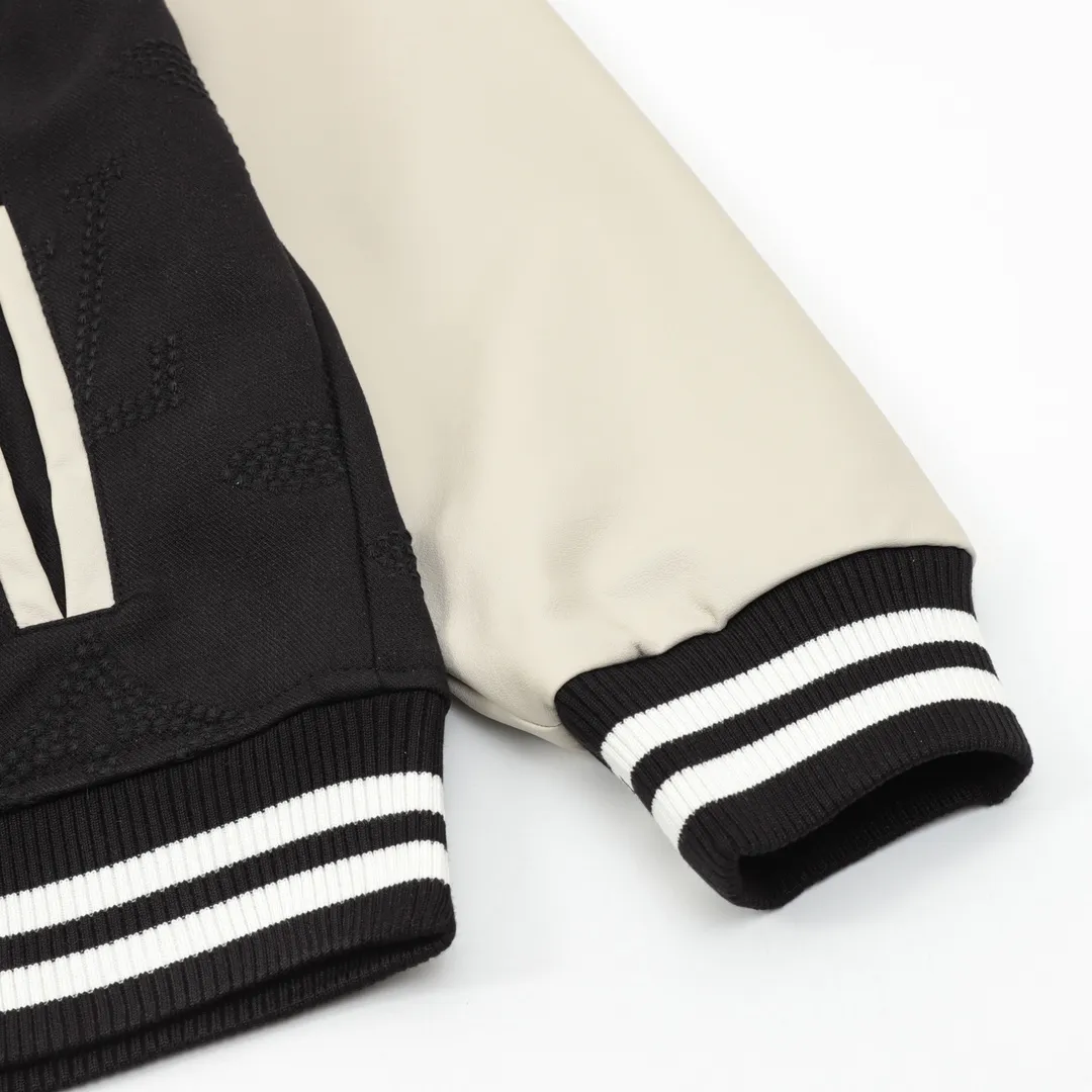 🅿️570 Louis Vuitton/Louis Vuitton pearl presbyopic stitching baseball uniform jacket Warm reminder: It is recommended to hand wash or dry clean! ! This year is particularly popular. Baseball uniform jackets are available at all levels of the market (you must compare the details). The most powerful quality control. Baseball uniforms have been produced and researched for 7 years. The details are exquisite. With it, you will be the most handsome boy in the world. The fully painted surface with four-button buttons (buttons with LOGO), the fabric is customized for more than a month. It is not ready-made in the market. It is made of woolen blended fabric, custom-woven and dyed. It has high color fastness. It is recommended to hand wash or dry clean for the first time. "Custom-woven knitted rib at the hem", the lining is made of silky and delicate cupro fiber material, which can be worn directly against the body. It is extremely comfortable, a heavy-hitting item, purchase version! Size：XS-L